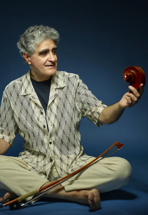 Retrato de Renaud Garcia-Fons con su contrabajo